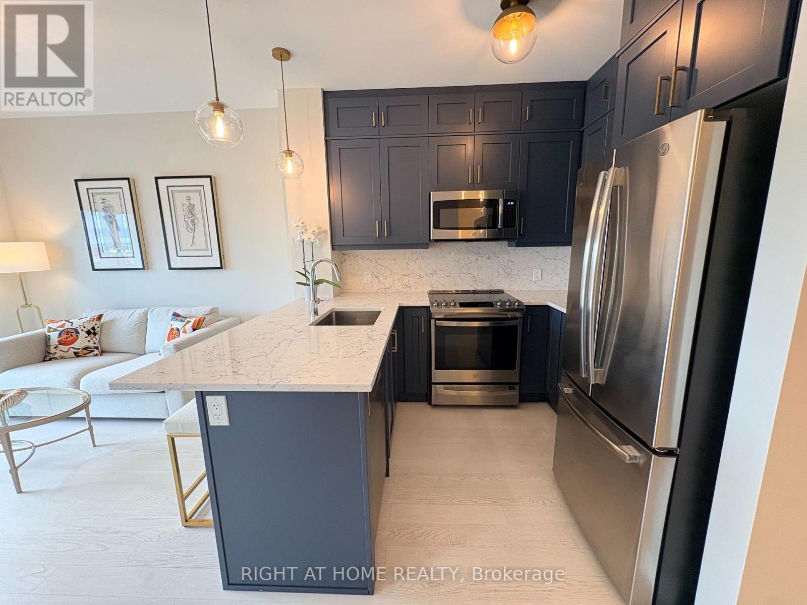 527 - 102 Grovewood Common, Oakville, Ontario  L6H 0X2 - Photo 3 - W13817050