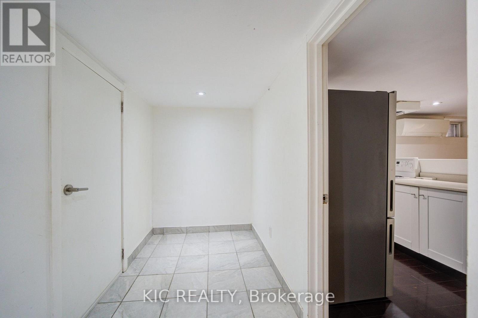 35 Montcalm Avenue NW, Toronto, Ontario  M6E 4N5 - Photo 17 - W13817060
