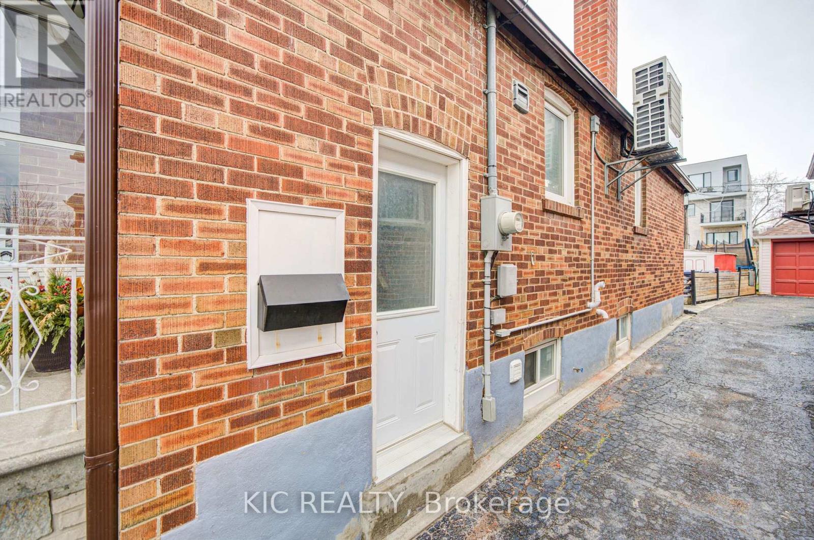 35 Montcalm Avenue NW, Toronto, Ontario  M6E 4N5 - Photo 18 - W13817060