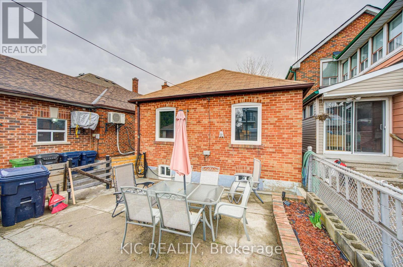 35 Montcalm Avenue NW, Toronto, Ontario  M6E 4N5 - Photo 19 - W13817060