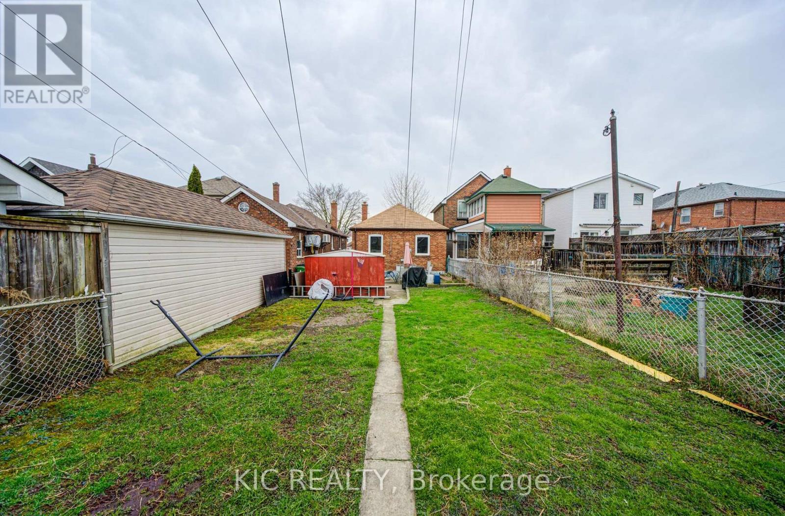 35 Montcalm Avenue NW, Toronto, Ontario  M6E 4N5 - Photo 21 - W13817060
