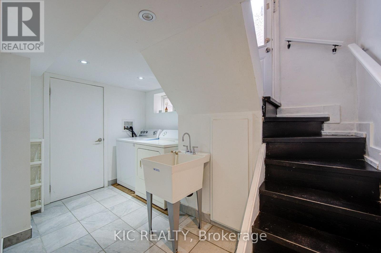 35 Montcalm Avenue NW, Toronto, Ontario  M6E 4N5 - Photo 4 - W13817060
