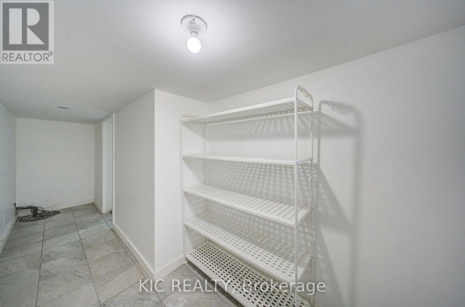 35 Montcalm Avenue NW, Toronto, Ontario  M6E 4N5 - Photo 6 - W13817060