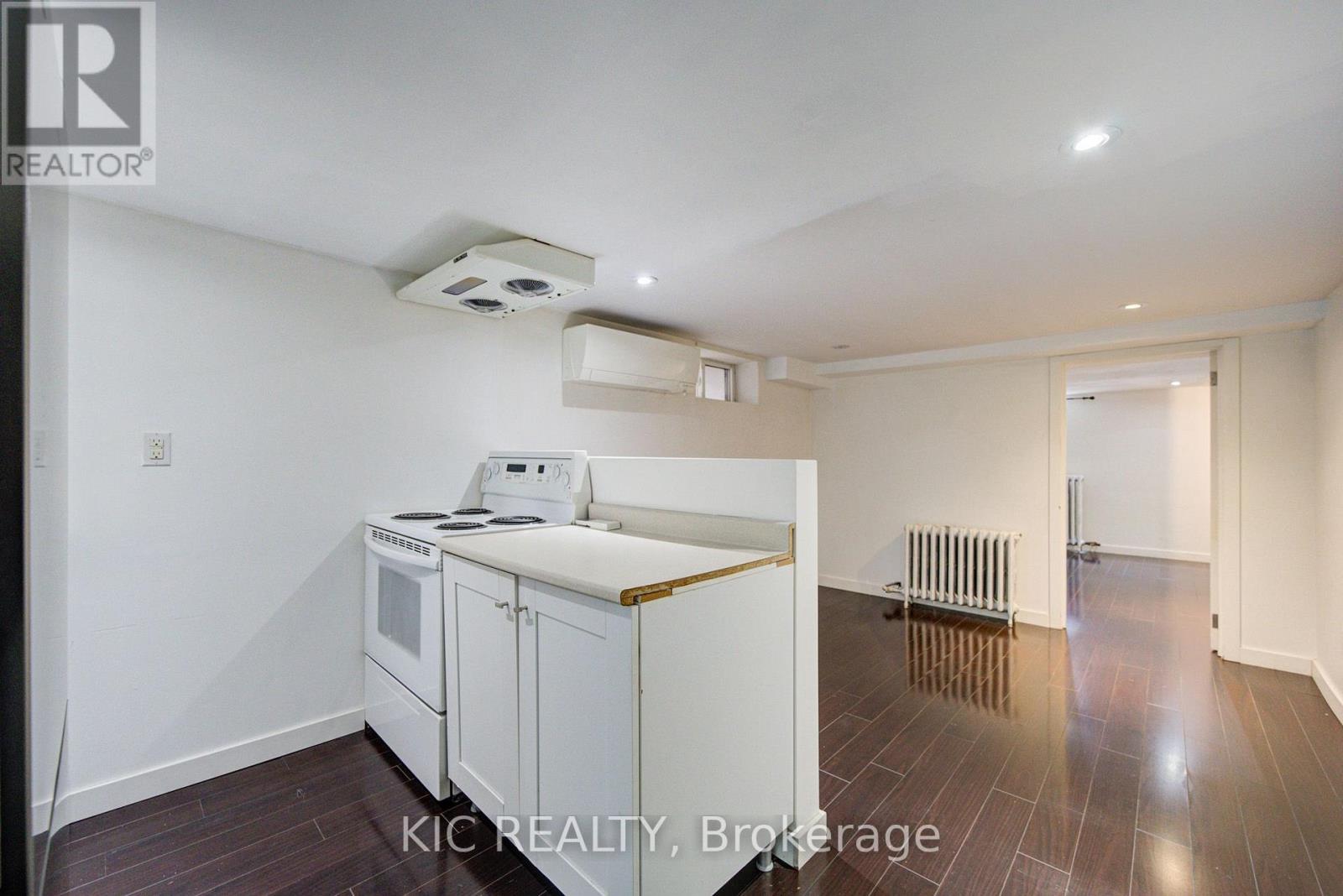 35 Montcalm Avenue NW, Toronto, Ontario  M6E 4N5 - Photo 7 - W13817060