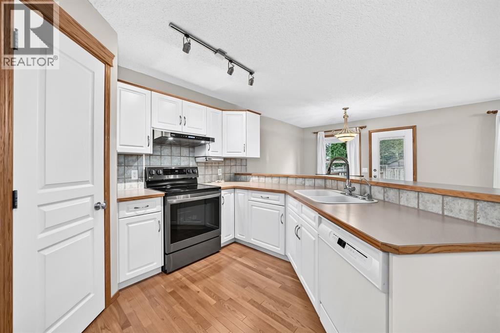234 Somerglen Way SW, Calgary, Alberta  T2Y 4B3 - Photo 5 - A2342650