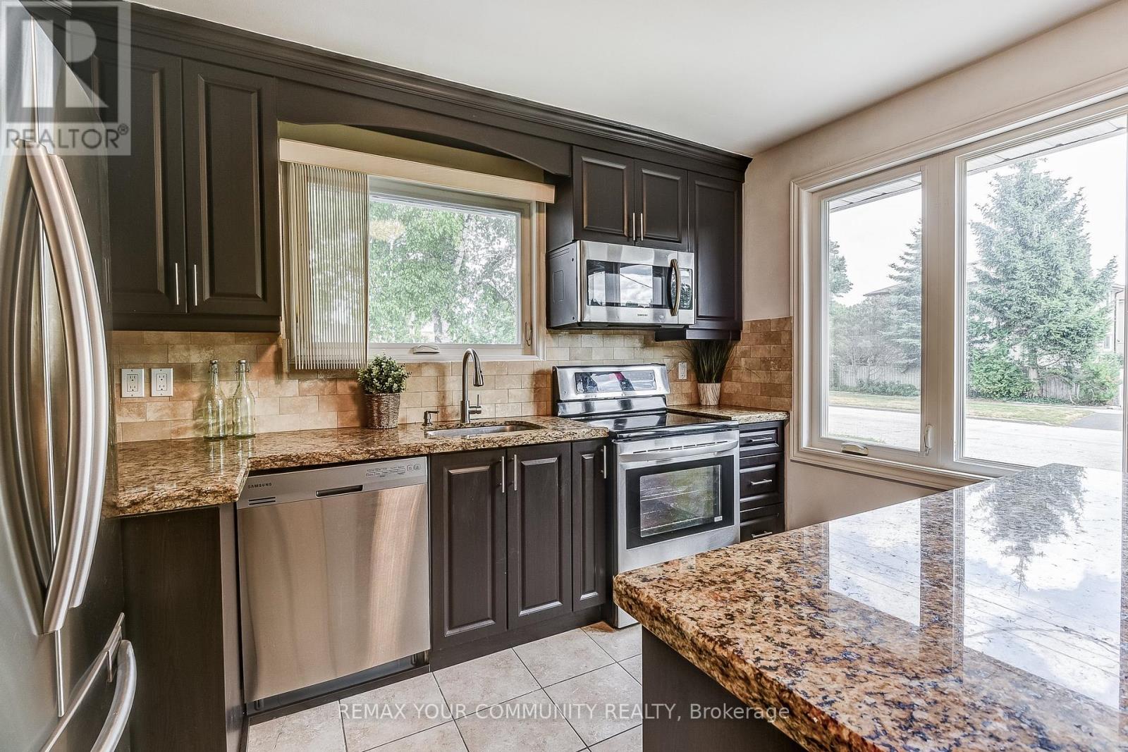 53 Glory Crescent, Toronto, Ontario  M1E 2B9 - Photo 7 - E13817102
