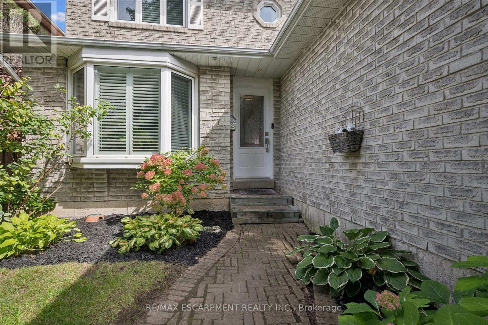 2203 Robin Drive, Mississauga, Ontario  L5K 2L5 - Photo 3 - W13817120