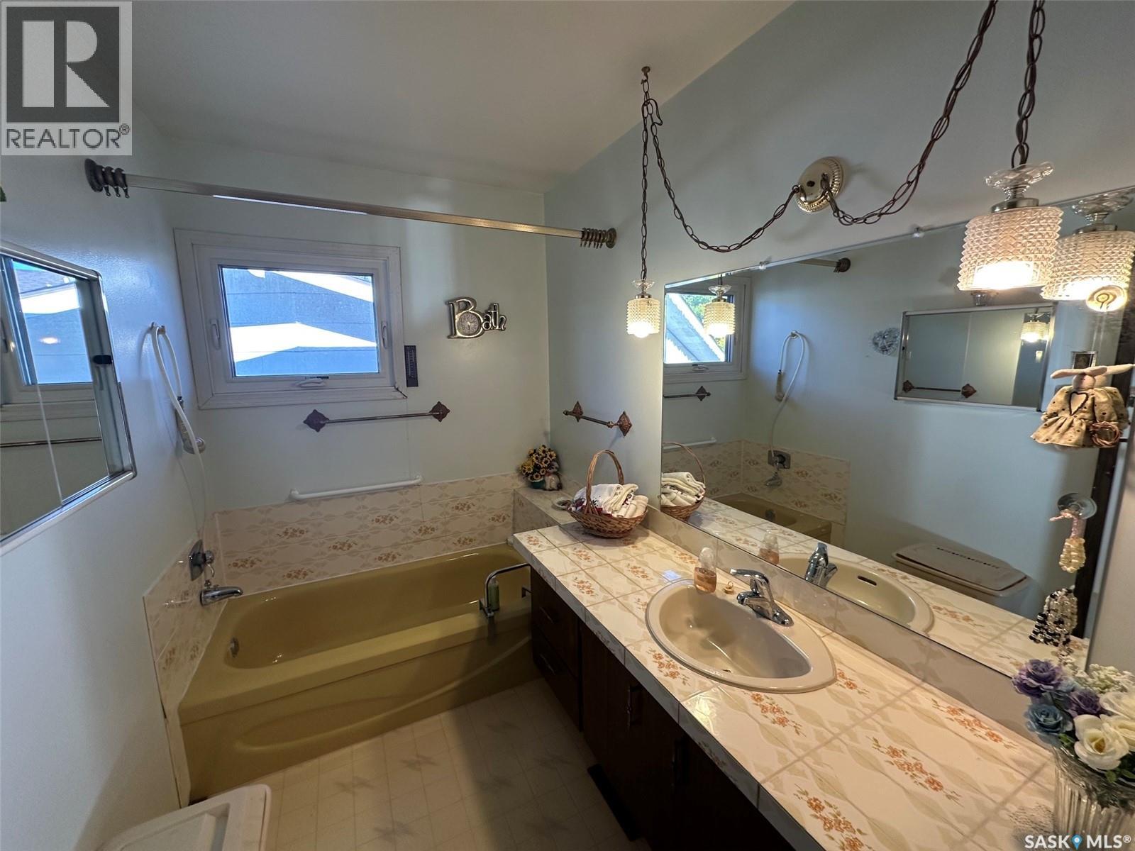 105 Empire Road, Assiniboia, Saskatchewan  S0H 0B0 - Photo 13 - SK049215