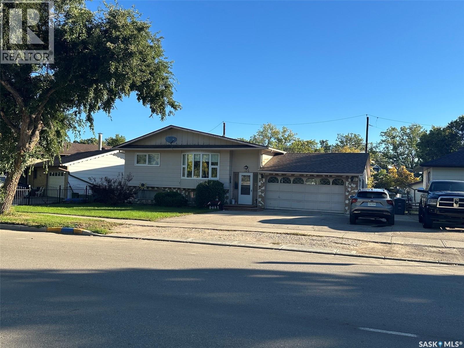 105 Empire Road, Assiniboia, Saskatchewan  S0H 0B0 - Photo 3 - SK049215