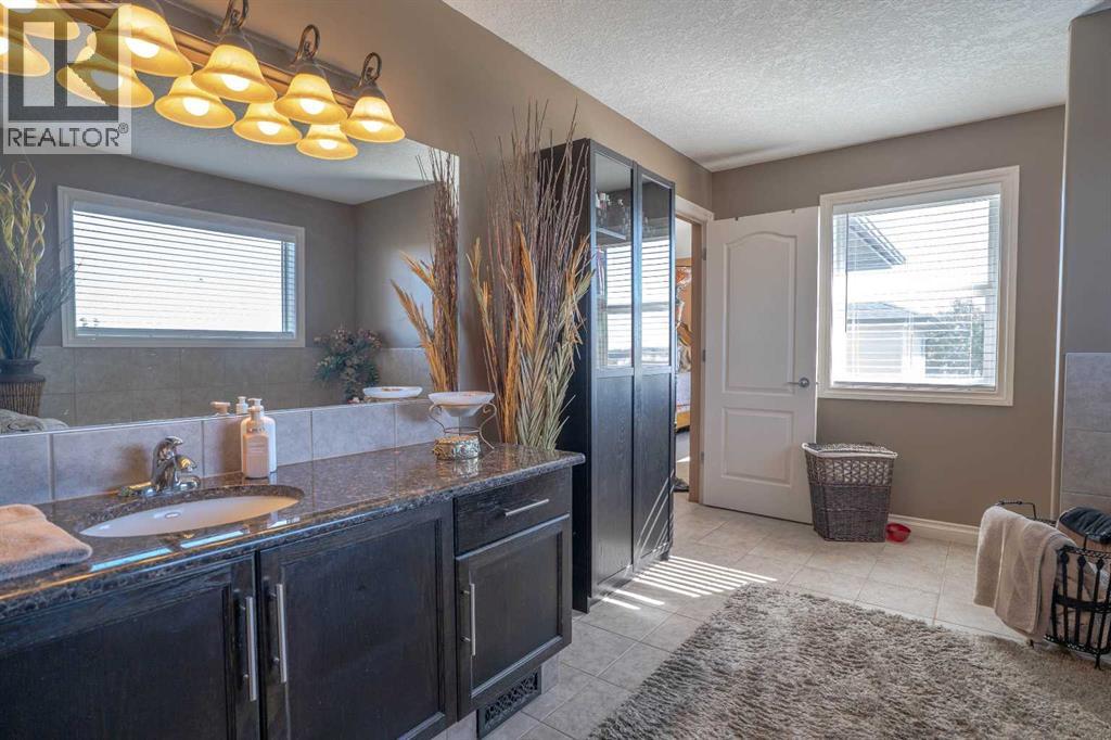 460 Sunset Link, Crossfield, Alberta  T0M 0S0 - Photo 38 - A2347495