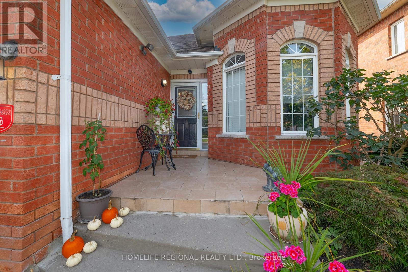 40 Arnold Crescent, Whitby, Ontario  L1M 1H9 - Photo 2 - E13817154