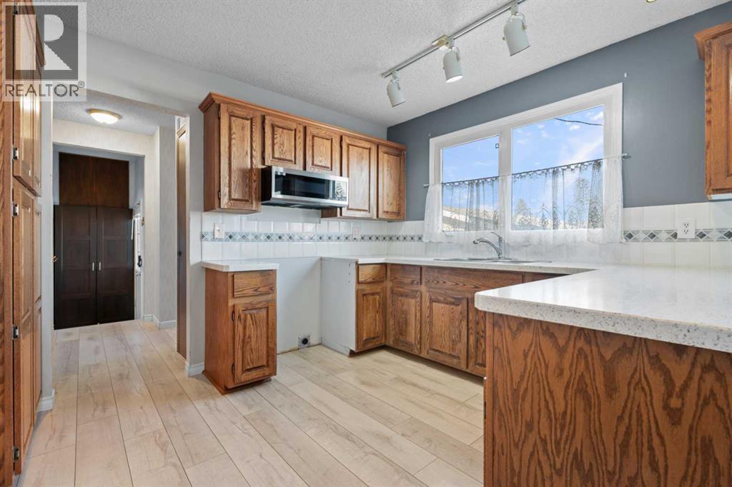 135 Queensland Road SE, Calgary, Alberta  T2J 3R9 - Photo 15 - A2344234