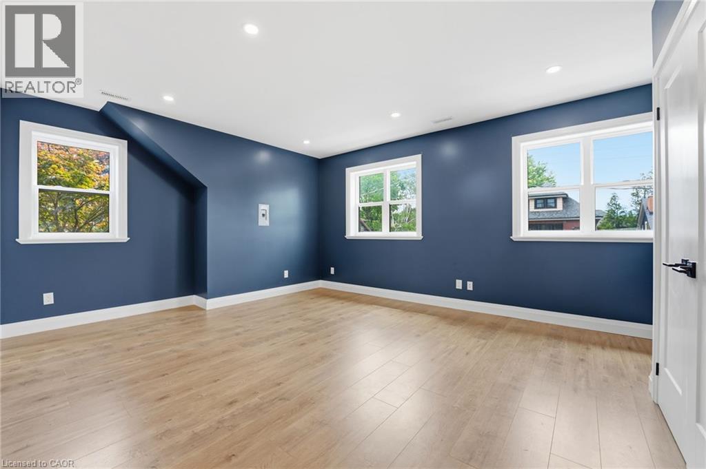 58 ROSSLYN Avenue N Unit# 2
