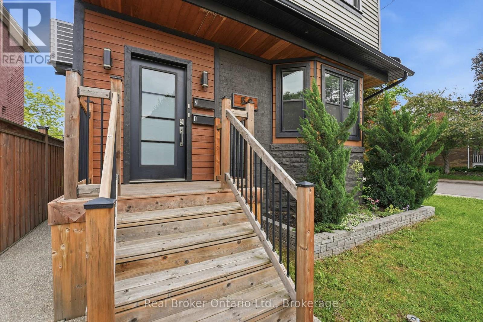 UNIT 2 - 58 ROSSLYN AVENUE N