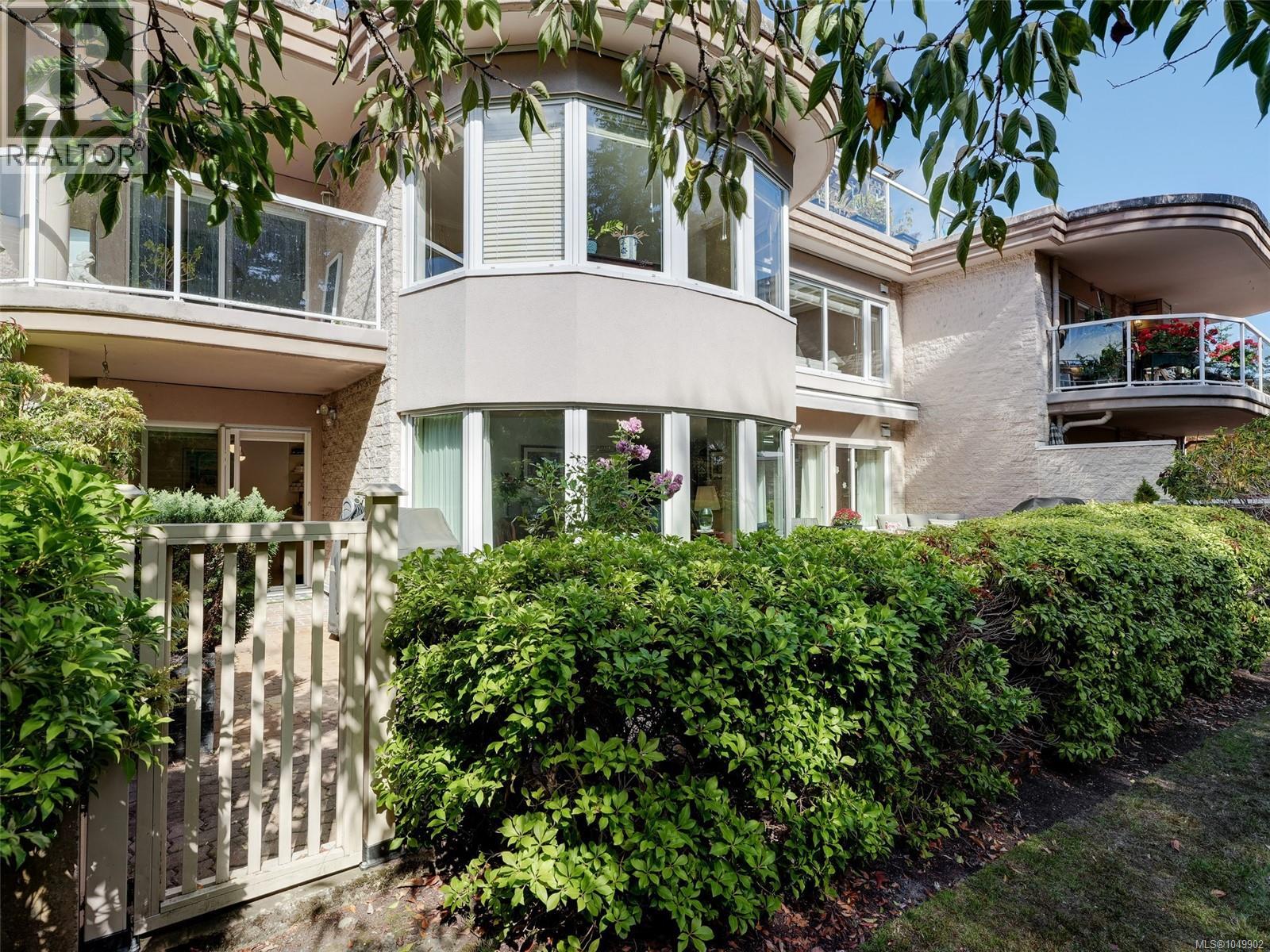 3105 2829 Arbutus Rd, Saanich, British Columbia  V8N 5X5 - Photo 2 - 1049902