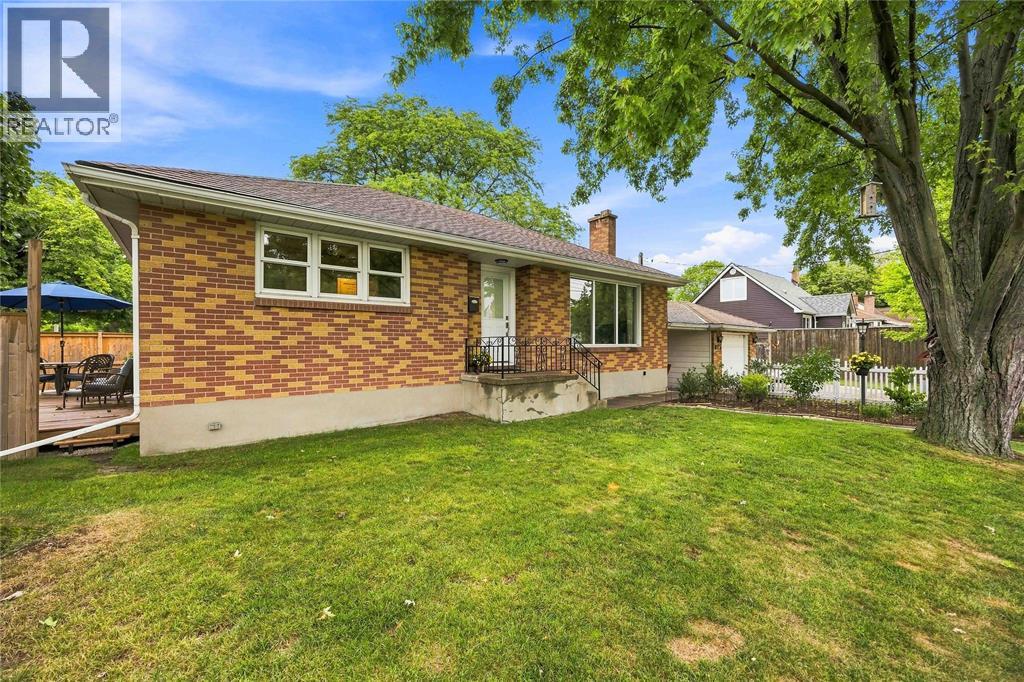 875 Woodland AVENUE Sarnia Ontario Canada N7V3W5 2
