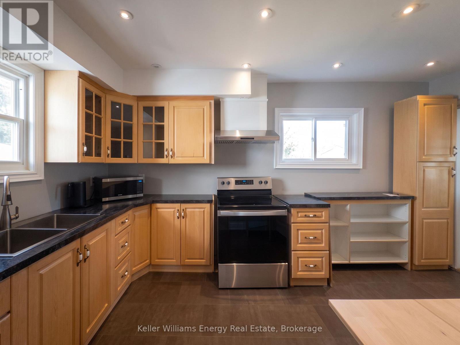 204 Gibb Street, Oshawa, Ontario  L1J 1Y7 - Photo 3 - E13817482