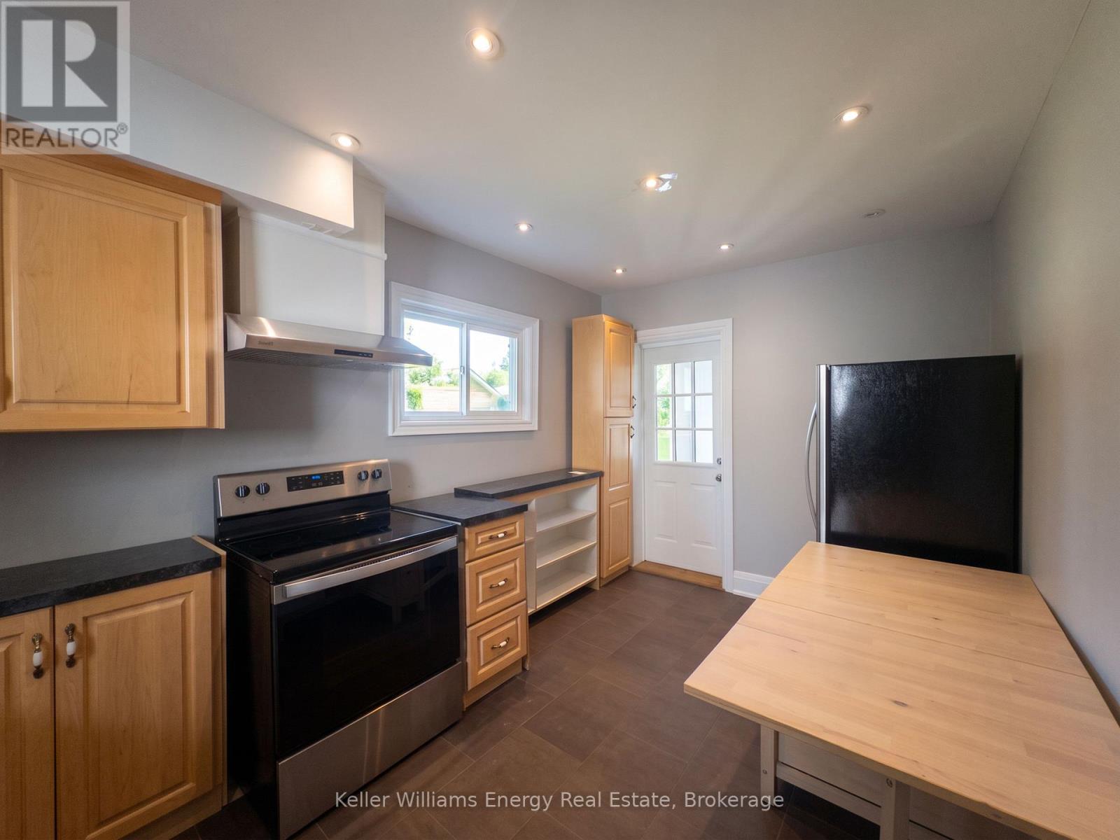 204 Gibb Street, Oshawa, Ontario  L1J 1Y7 - Photo 4 - E13817482