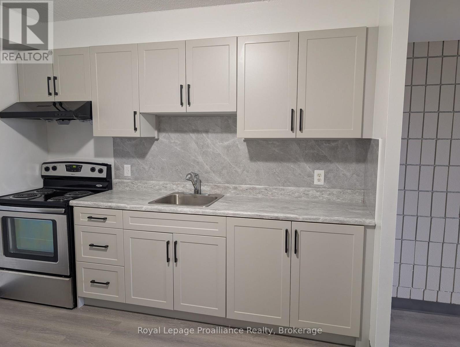 4 - 1837 Lansdowne Street W, Peterborough (Otonabee Ward 1), Ontario  K9K 1R4 - Photo 2 - X13817434