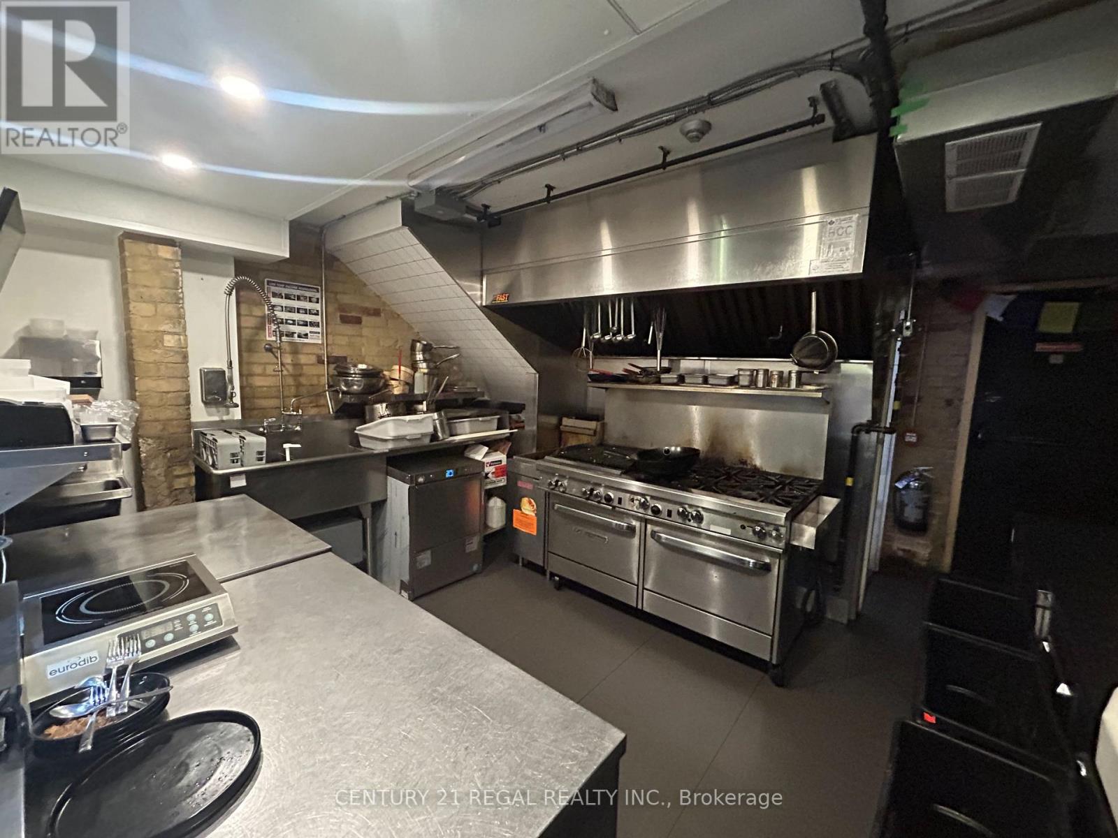 214 Ossington Avenue, Toronto (Trinity-Bellwoods), Ontario  M6J 2Z7 - Photo 6 - C13817508