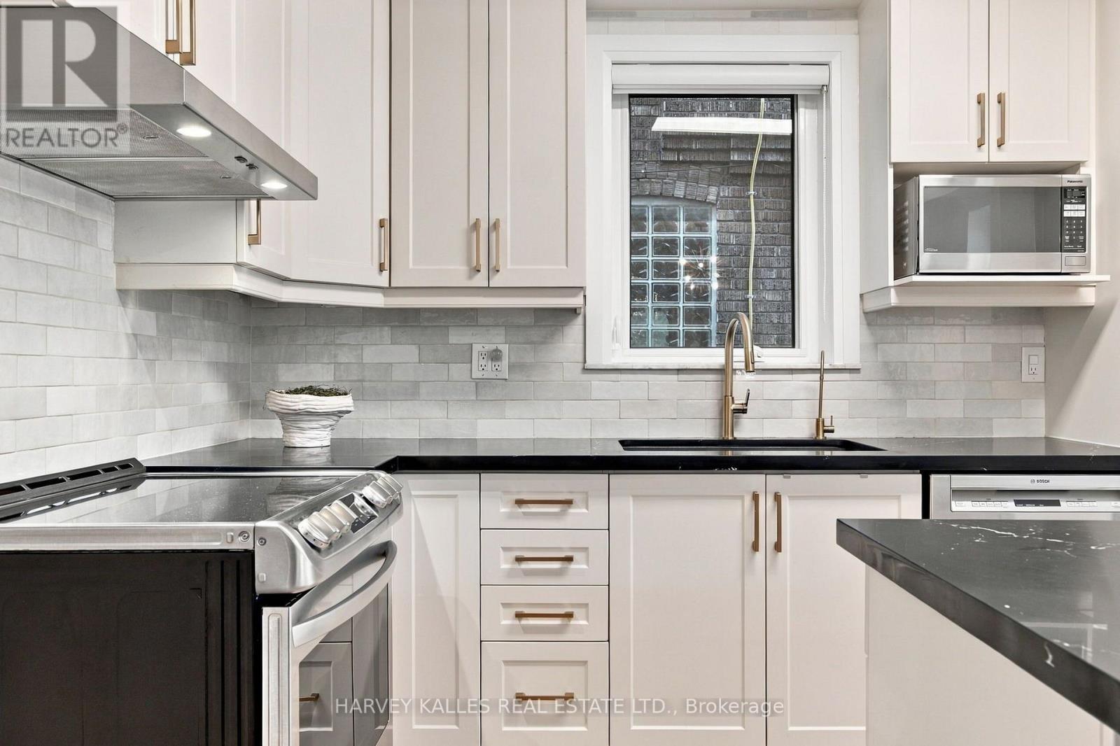 32 Crang Avenue, Toronto, Ontario  M6E 2Z9 - Photo 10 - C13817584