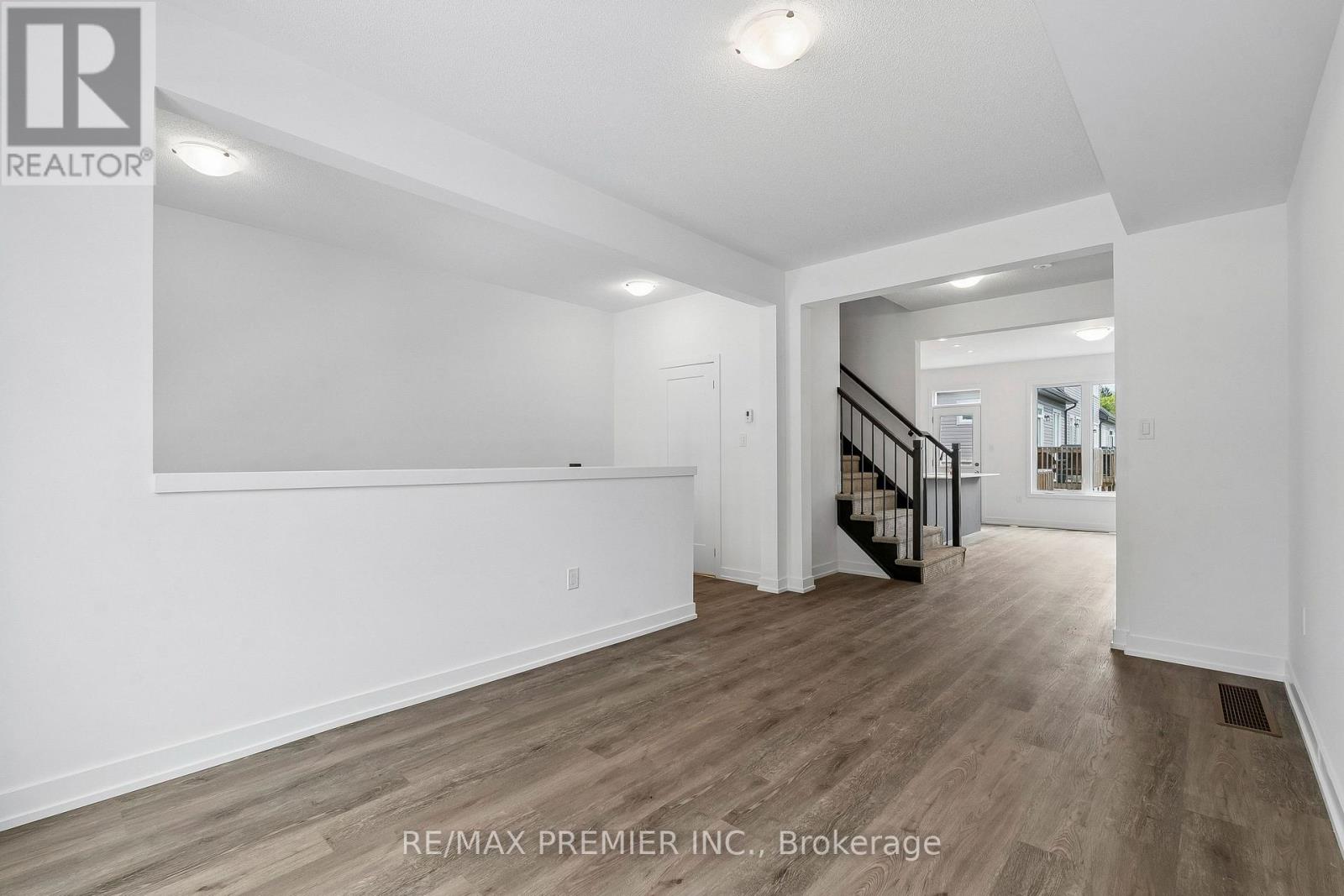 29 Lyall Stokes Circle, East Gwillimbury (Mt Albert), Ontario  L0G 1M0 - Photo 6 - N13817588