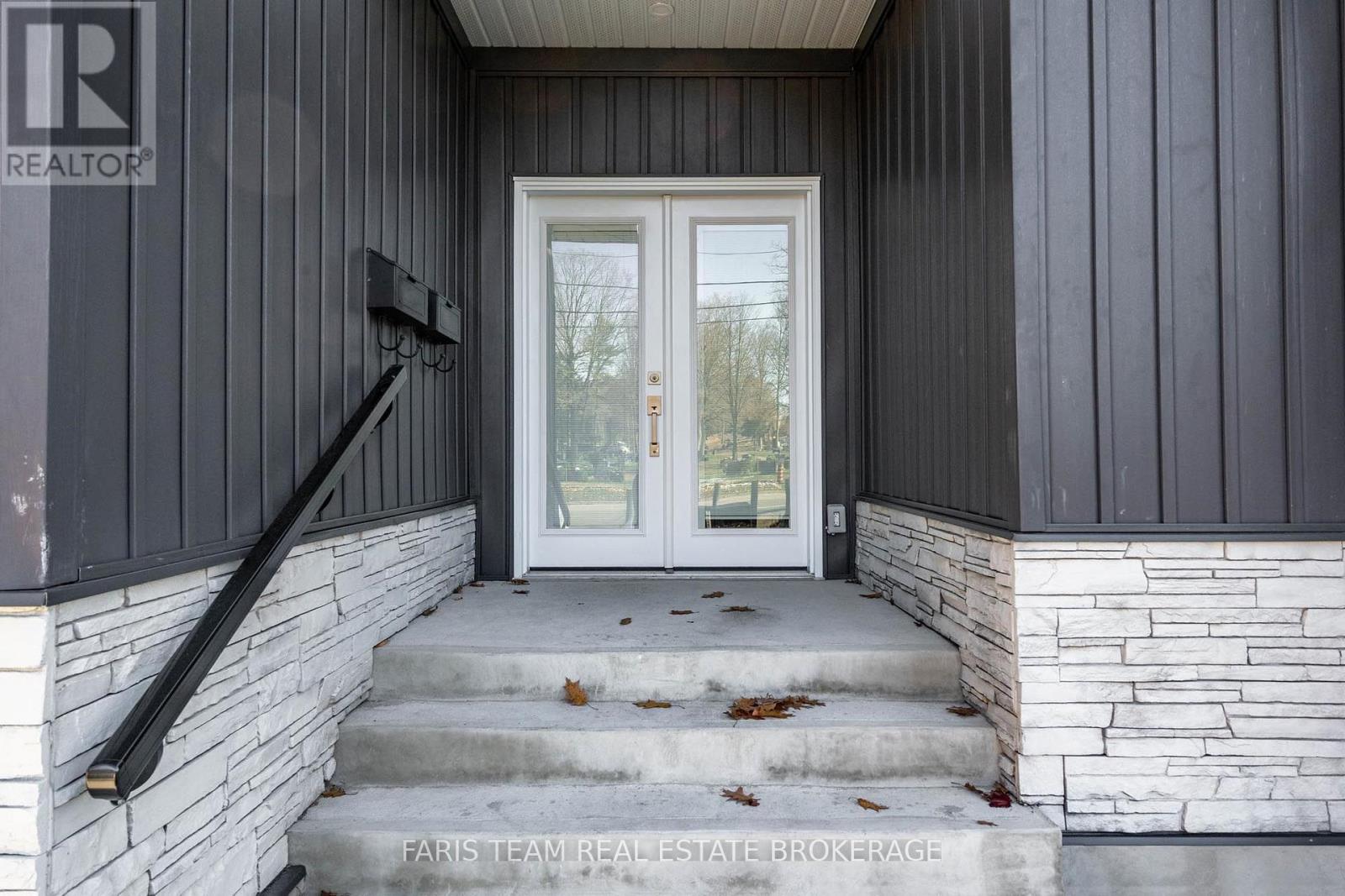 303 Anne Street N, Barrie (Sunnidale), Ontario  L4N 5M7 - Photo 3 - S13817488