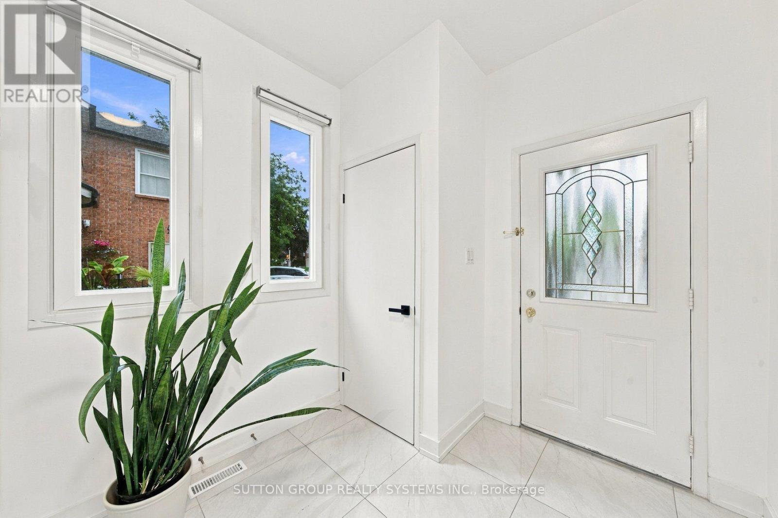 2250 Munn's Avenue, Oakville (Ro River Oaks), Ontario  L6H 3M8 - Photo 3 - W13817440
