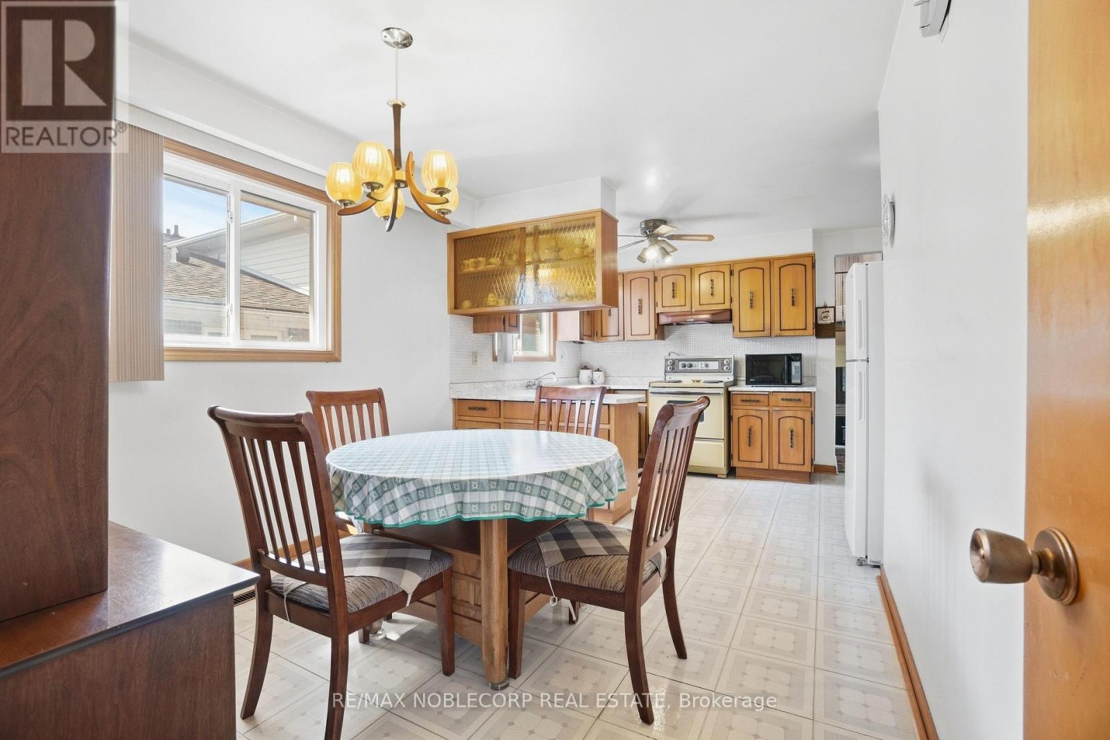 81 Blossom Crescent, Toronto (Glenfield-Jane Heights), Ontario  M3N 2B1 - Photo 10 - W13817562