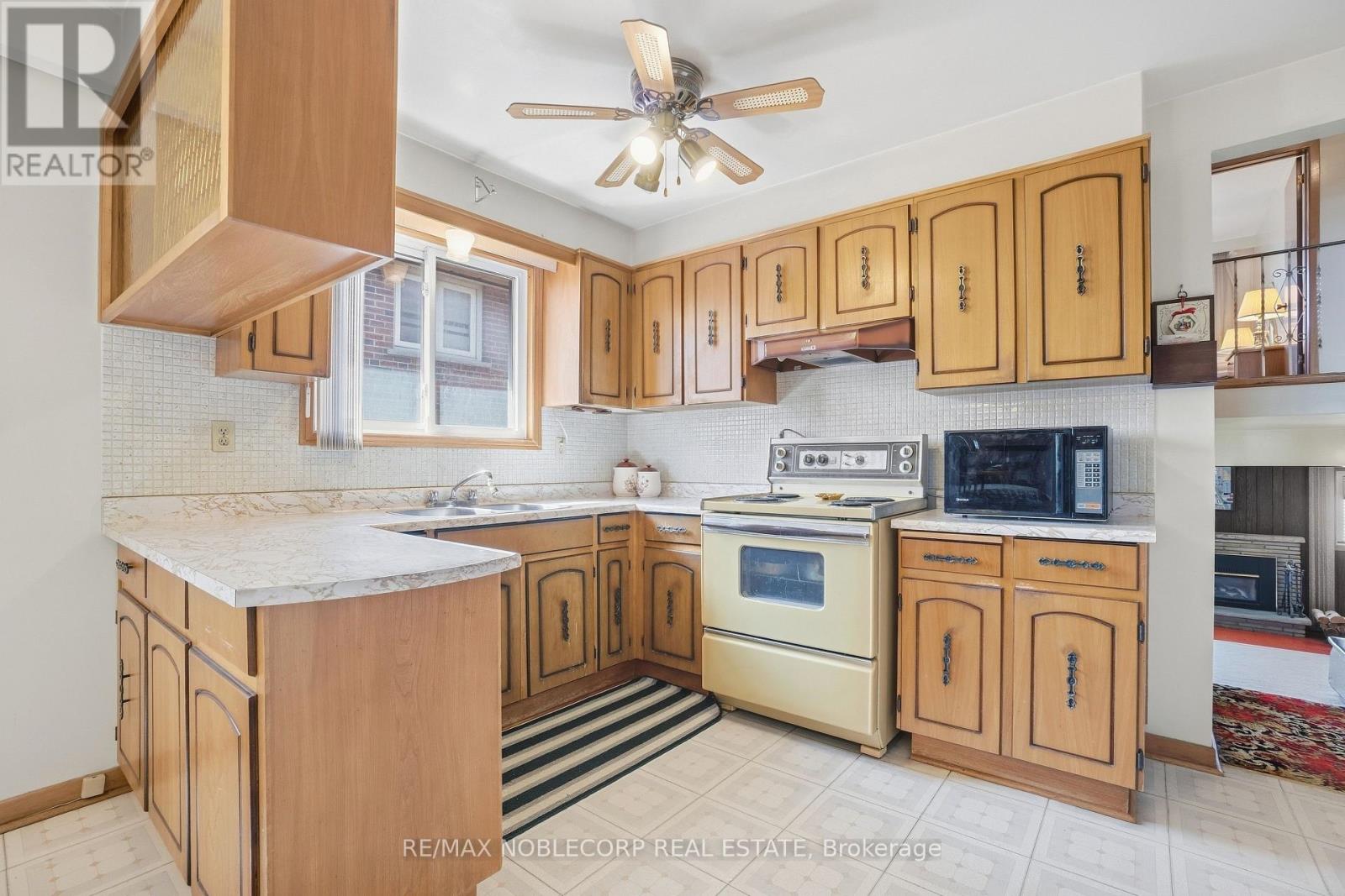 81 Blossom Crescent, Toronto (Glenfield-Jane Heights), Ontario  M3N 2B1 - Photo 12 - W13817562