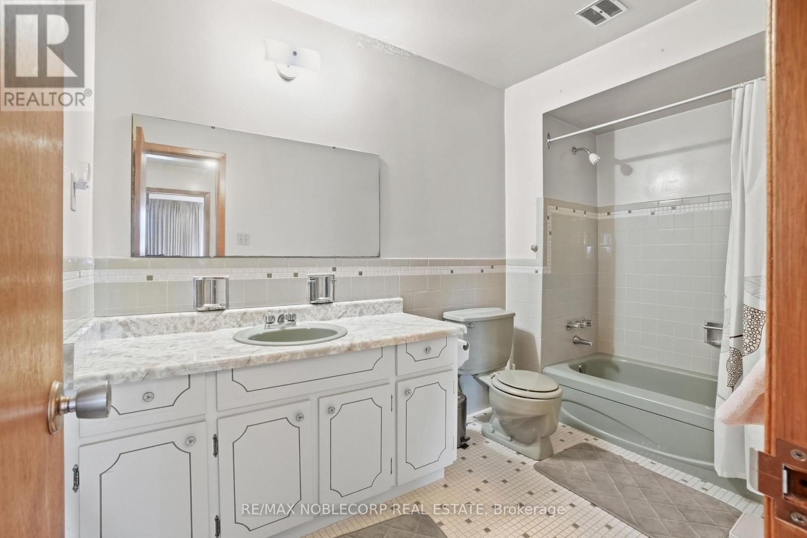 81 Blossom Crescent, Toronto (Glenfield-Jane Heights), Ontario  M3N 2B1 - Photo 20 - W13817562