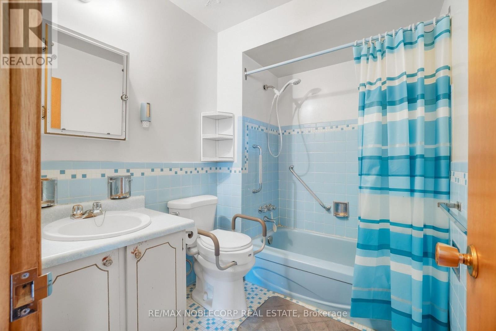 81 Blossom Crescent, Toronto (Glenfield-Jane Heights), Ontario  M3N 2B1 - Photo 25 - W13817562