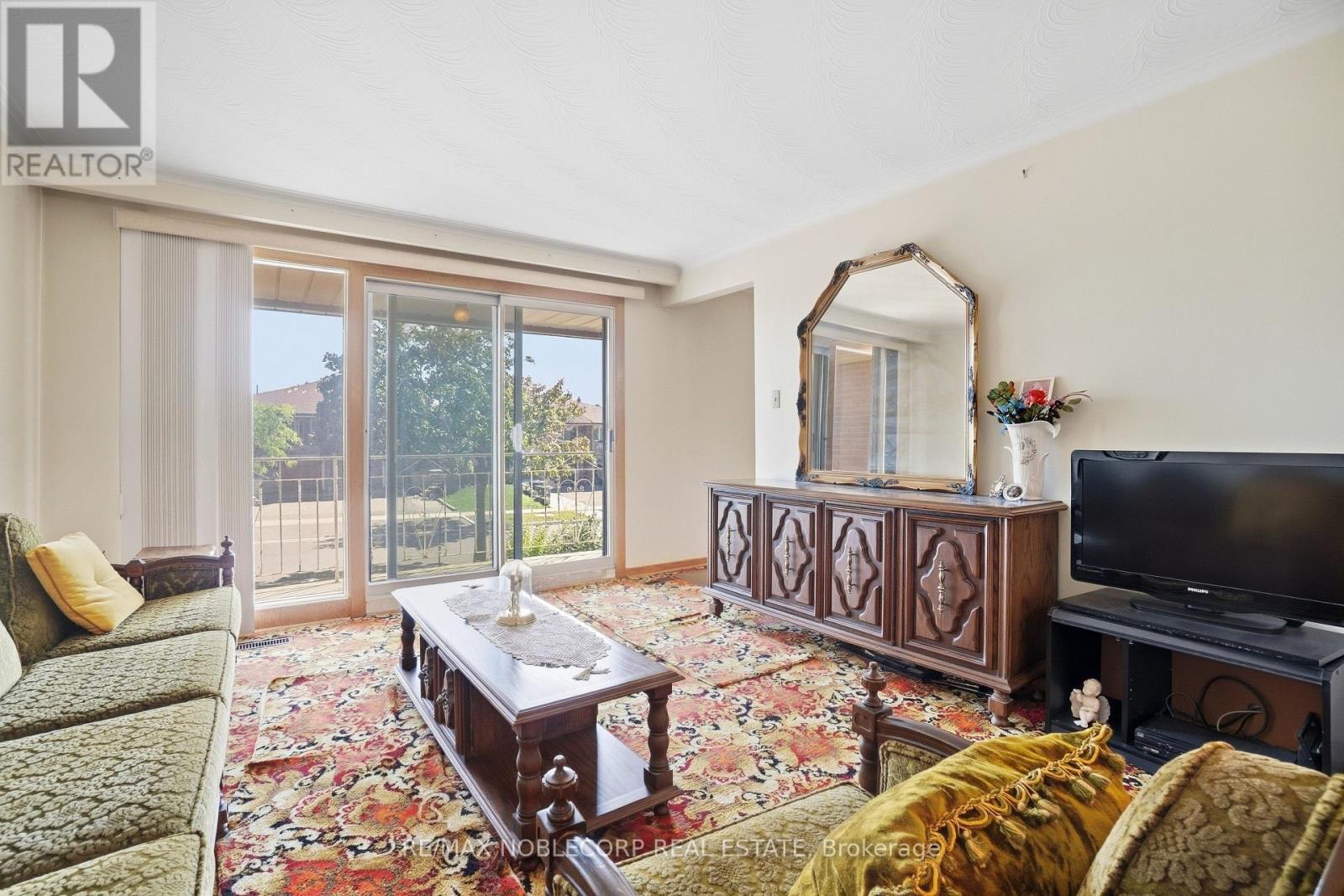 81 Blossom Crescent, Toronto (Glenfield-Jane Heights), Ontario  M3N 2B1 - Photo 6 - W13817562