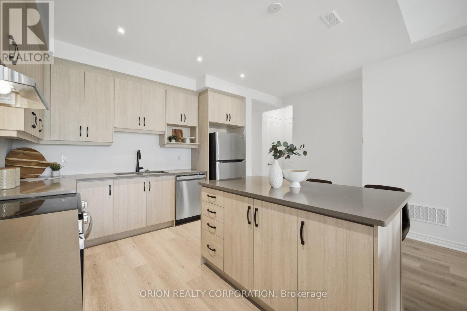 704 Sargeant Place, Innisfil, Ontario  L9S 0S9 - Photo 5 - N13816330