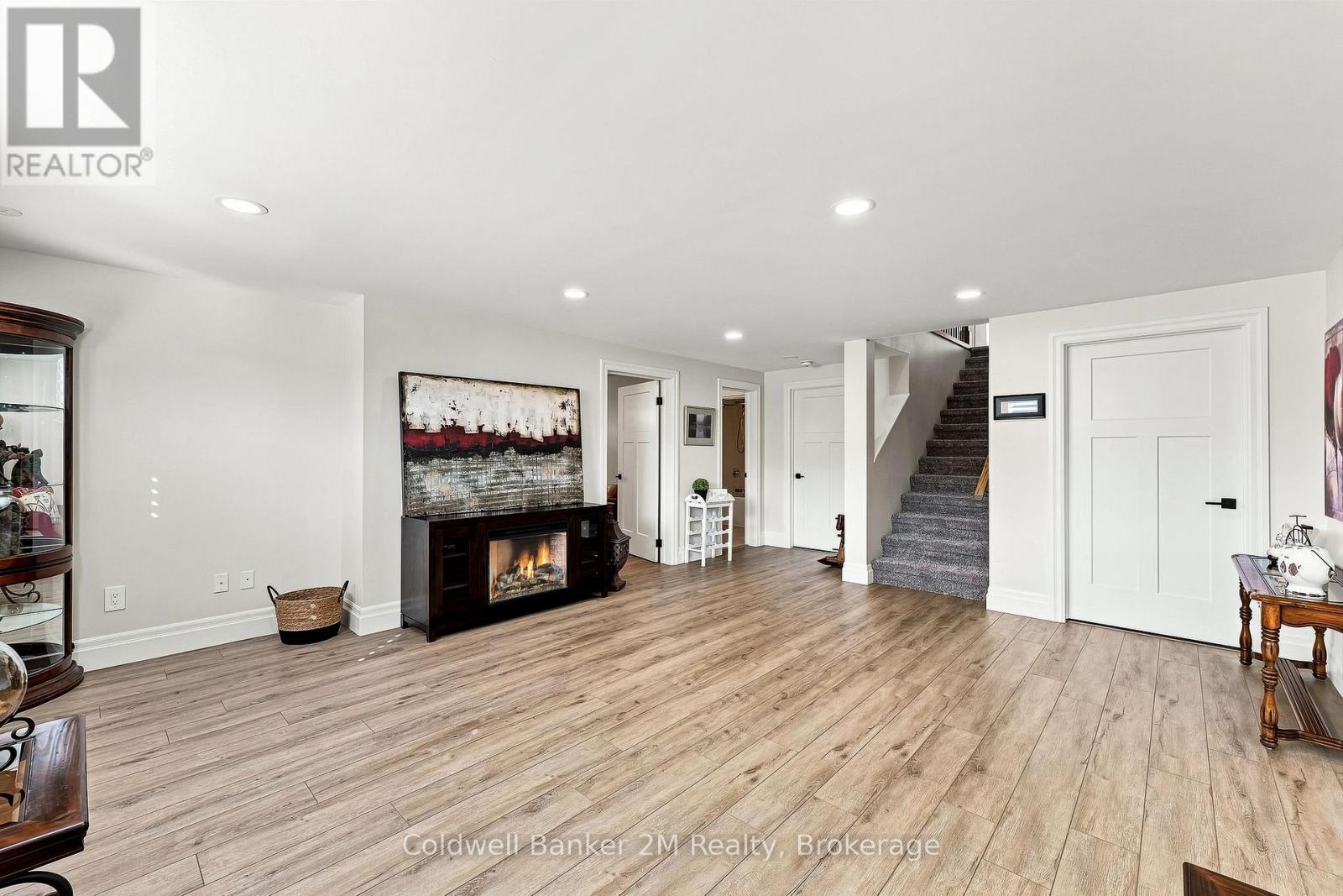 32 CARDINAL COURT photo 28