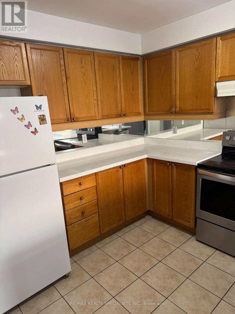10 Ashmere Road, Brampton, Ontario  L7A 1R3 - Photo 4 - W13804208