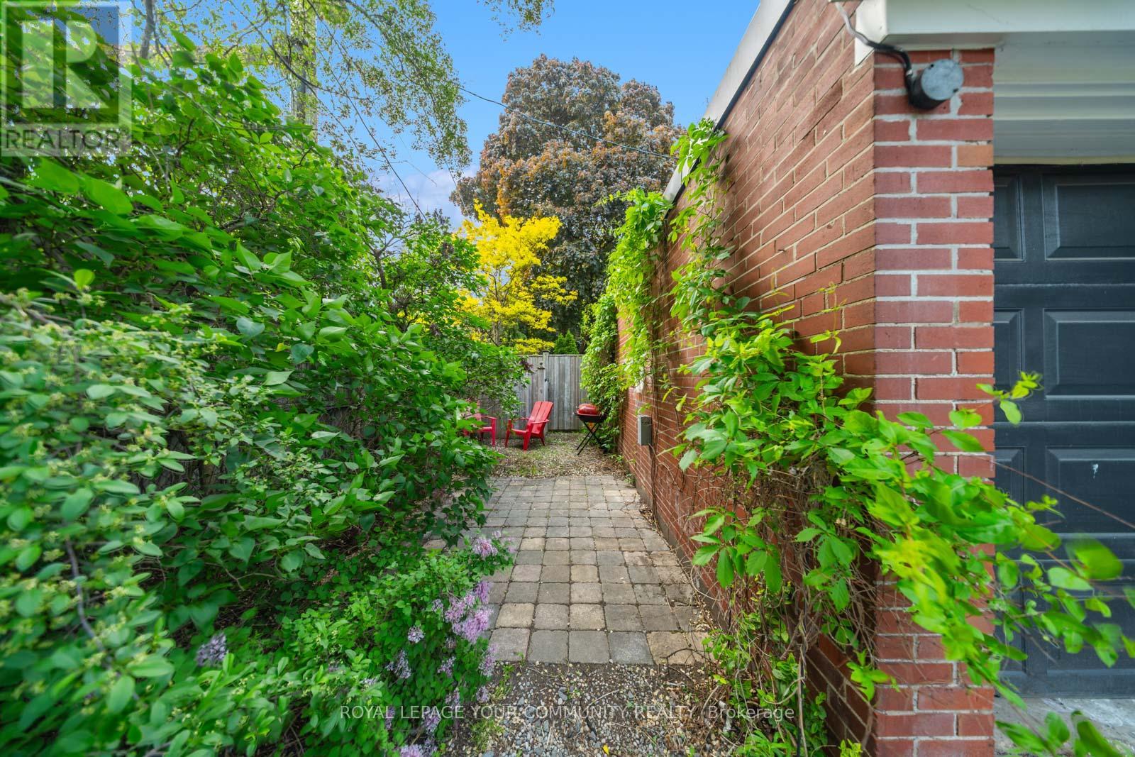 2 Four Oaks Gate, Toronto, Ontario  M4J 2X2 - Photo 7 - E13818124