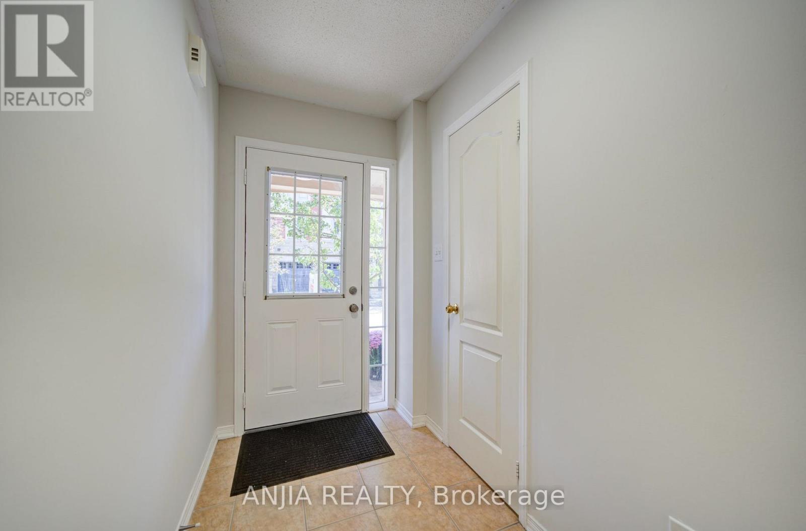 66 Prince Charles Way, Markham, Ontario  L6C 0M7 - Photo 4 - N13817952