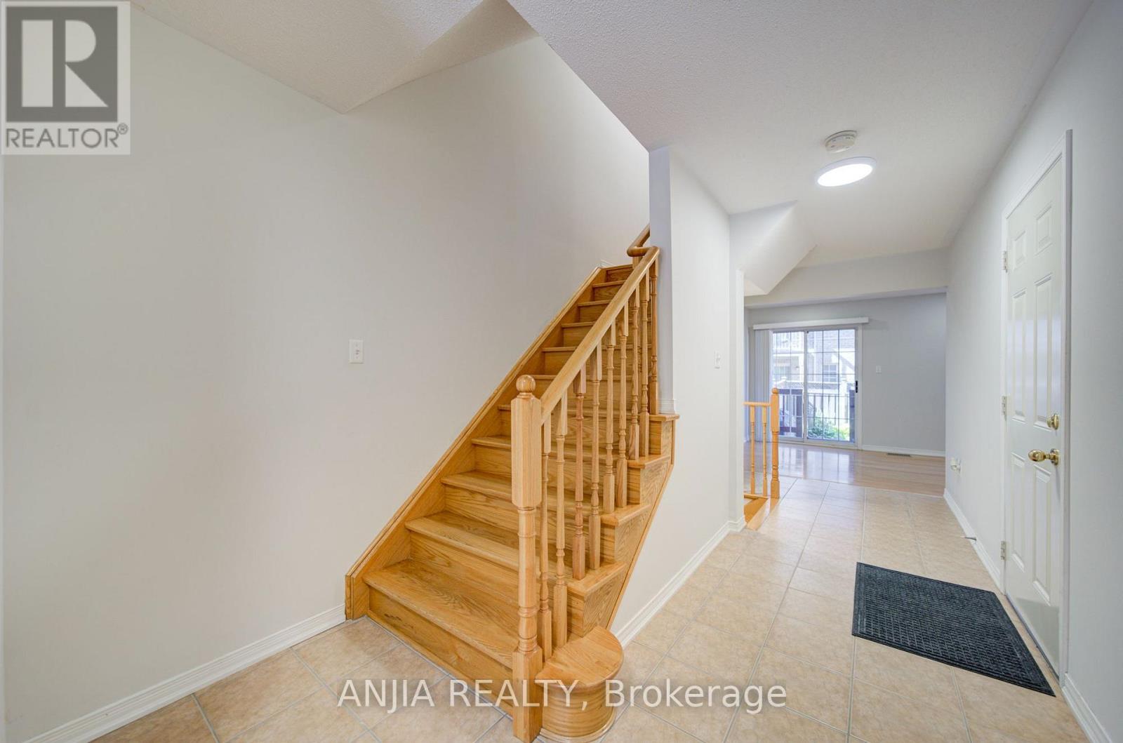 66 Prince Charles Way, Markham, Ontario  L6C 0M7 - Photo 5 - N13817952