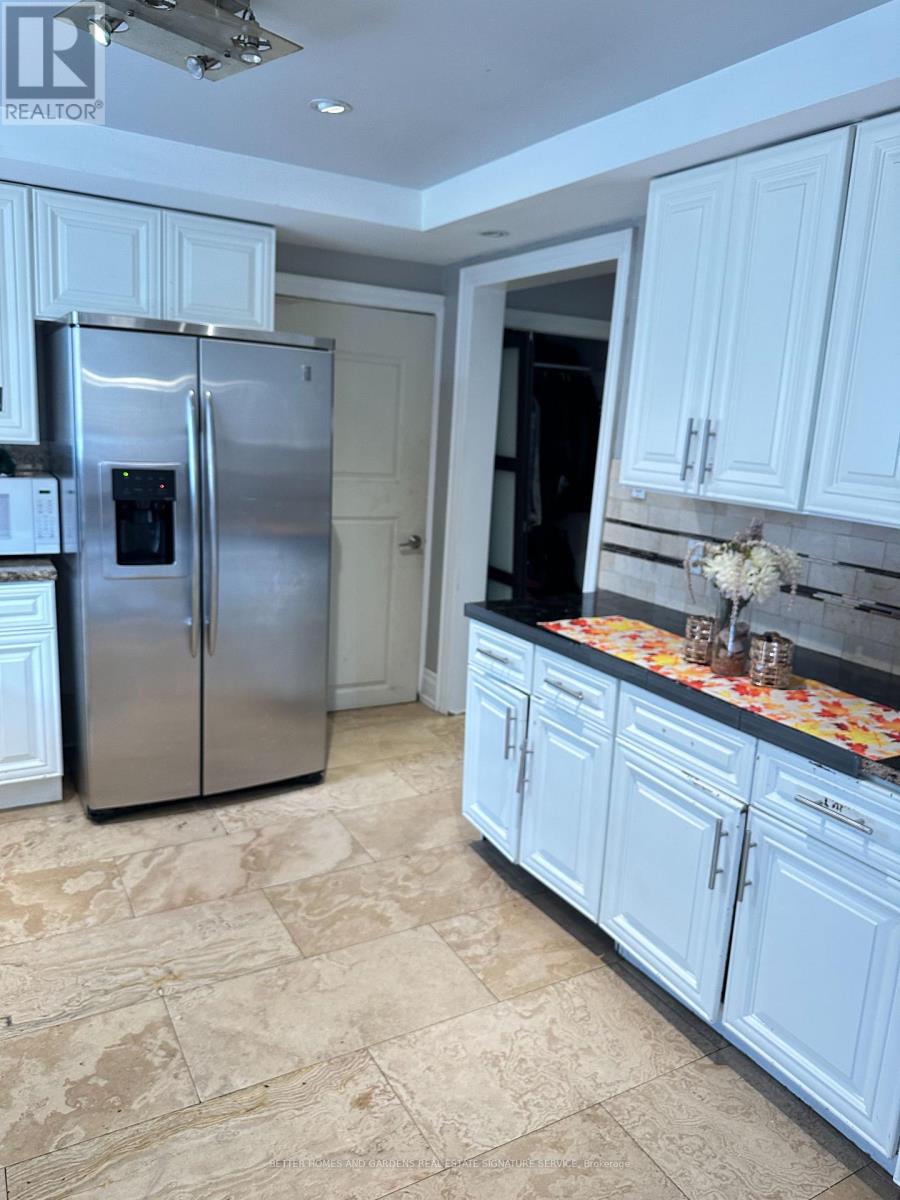 7076 Harwick Drive, Mississauga, Ontario  L4T 3A4 - Photo 12 - W13817930