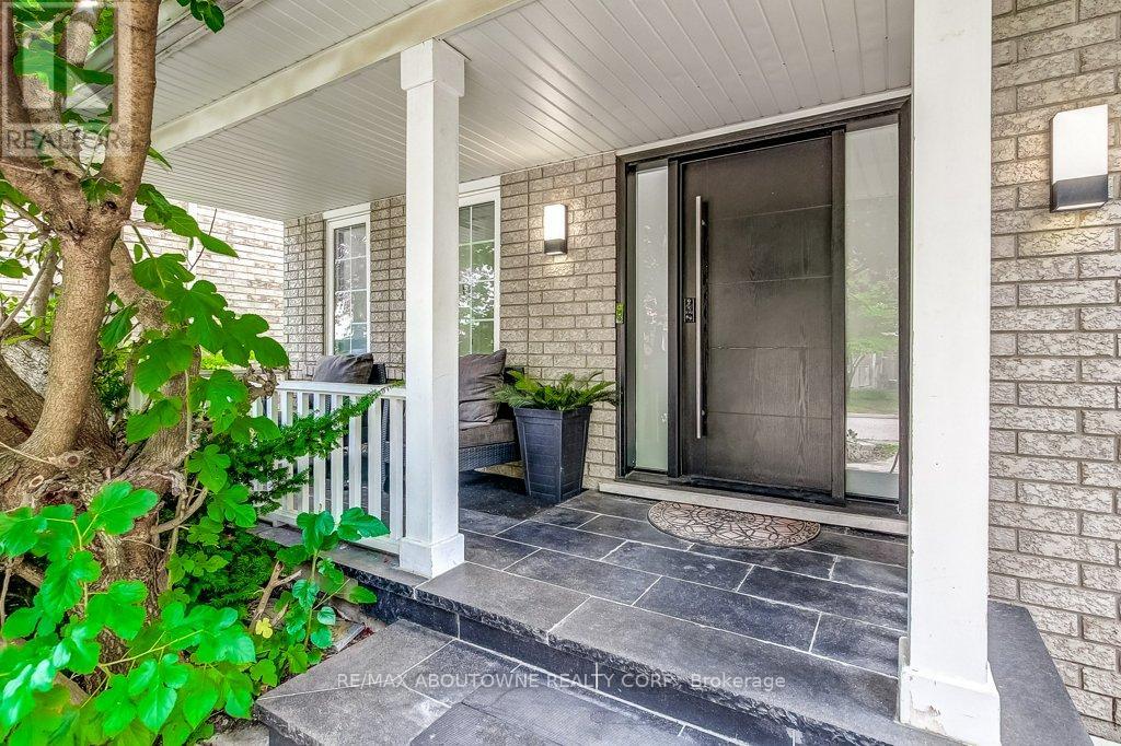 2183 Birchleaf Lane, Burlington (Orchard), Ontario  L7L 6G8 - Photo 2 - W13818100