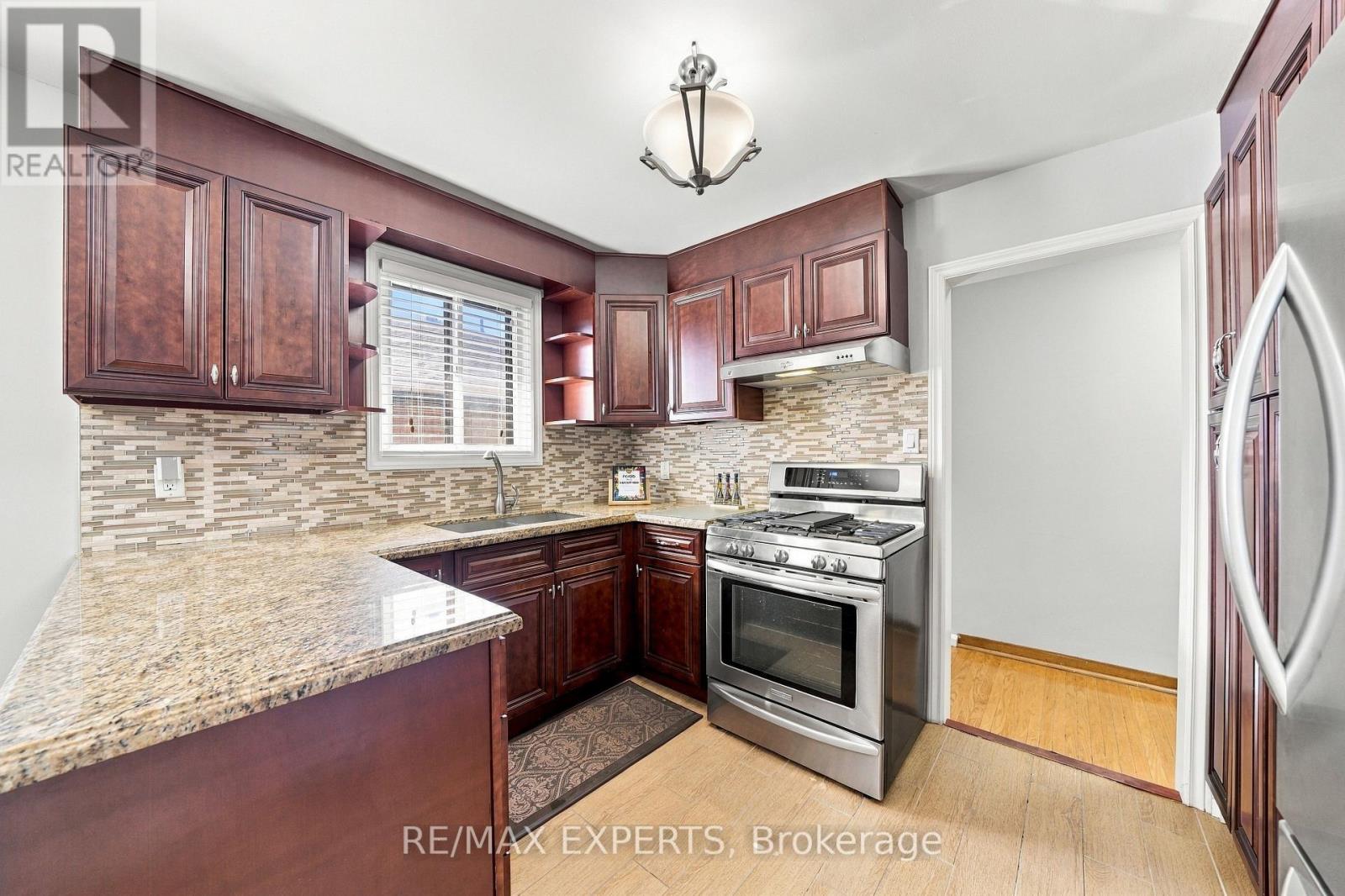 12 Paradelle Crescent, Toronto, Ontario  M3N 1E4 - Photo 11 - W13818108