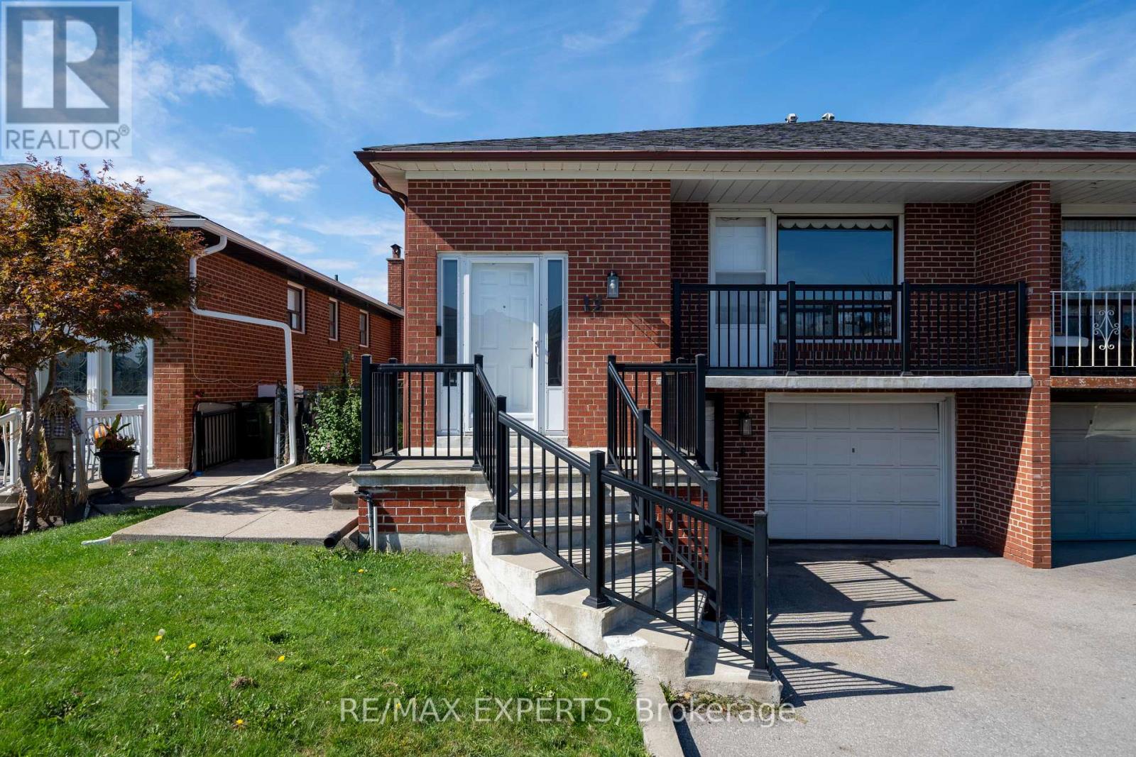 12 Paradelle Crescent, Toronto, Ontario  M3N 1E4 - Photo 2 - W13818108