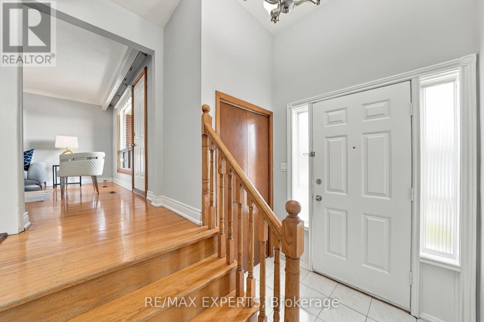 12 Paradelle Crescent, Toronto, Ontario  M3N 1E4 - Photo 3 - W13818108