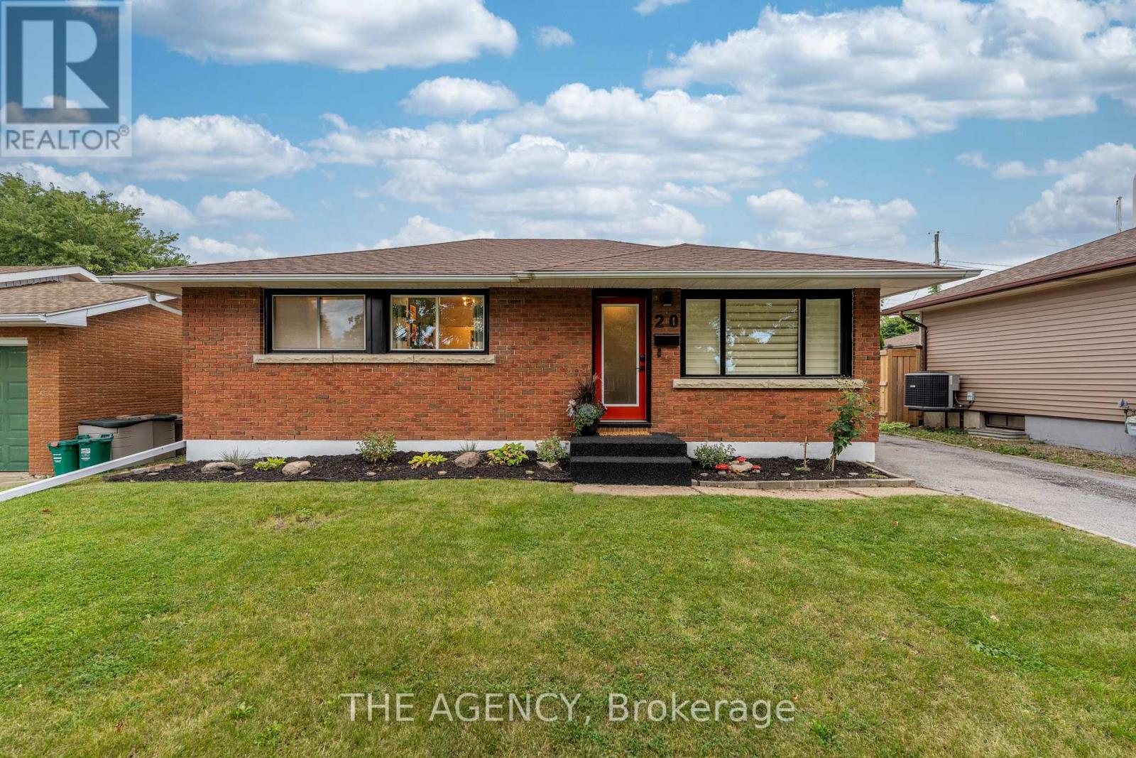 20 Ridge Point Drive, St. Catharines (Burleigh Hill), Ontario  L2T 2S9 - Photo 3 - X13817872