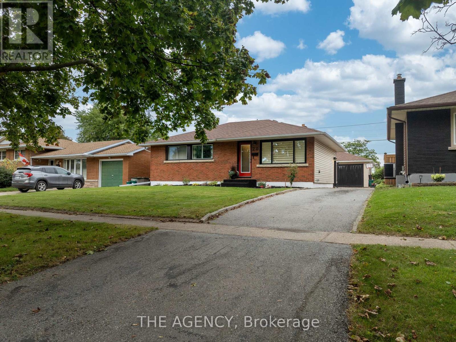 20 Ridge Point Drive, St. Catharines (Burleigh Hill), Ontario  L2T 2S9 - Photo 4 - X13817872