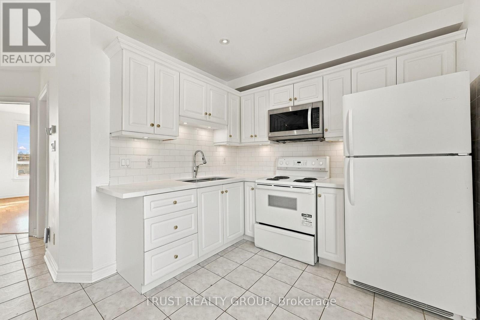 2nd & 3rd Floor - 2279 Dundas Street W, Toronto, Ontario  M6R 1X6 - Photo 6 - W13817762