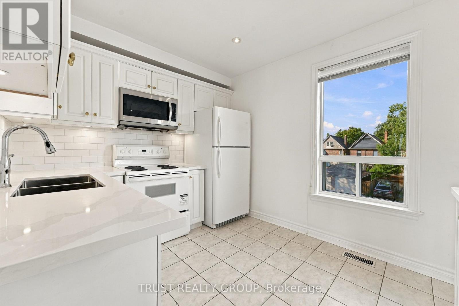 2nd & 3rd Floor - 2279 Dundas Street W, Toronto, Ontario  M6R 1X6 - Photo 5 - W13817762