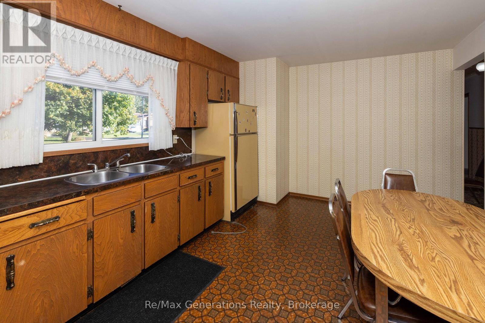 121 Loyola Place, Thunder Bay, Ontario  P7C 5N6 - Photo 4 - X13818280