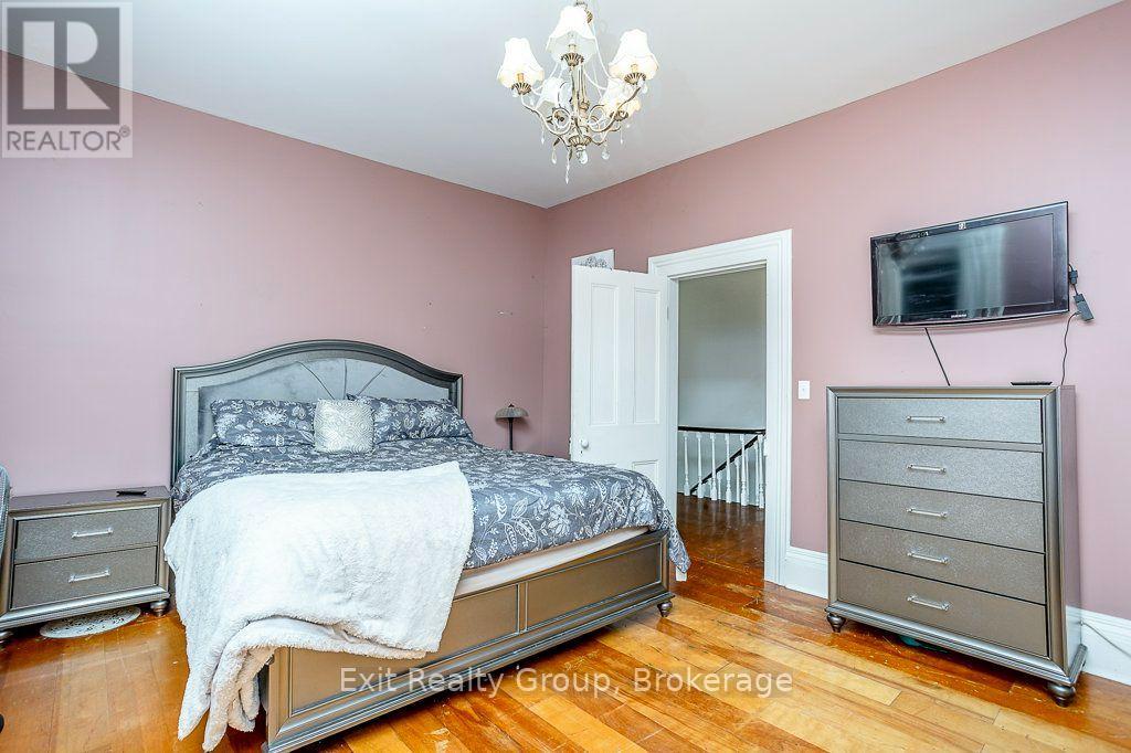 179 EDWARD STREET photo 34